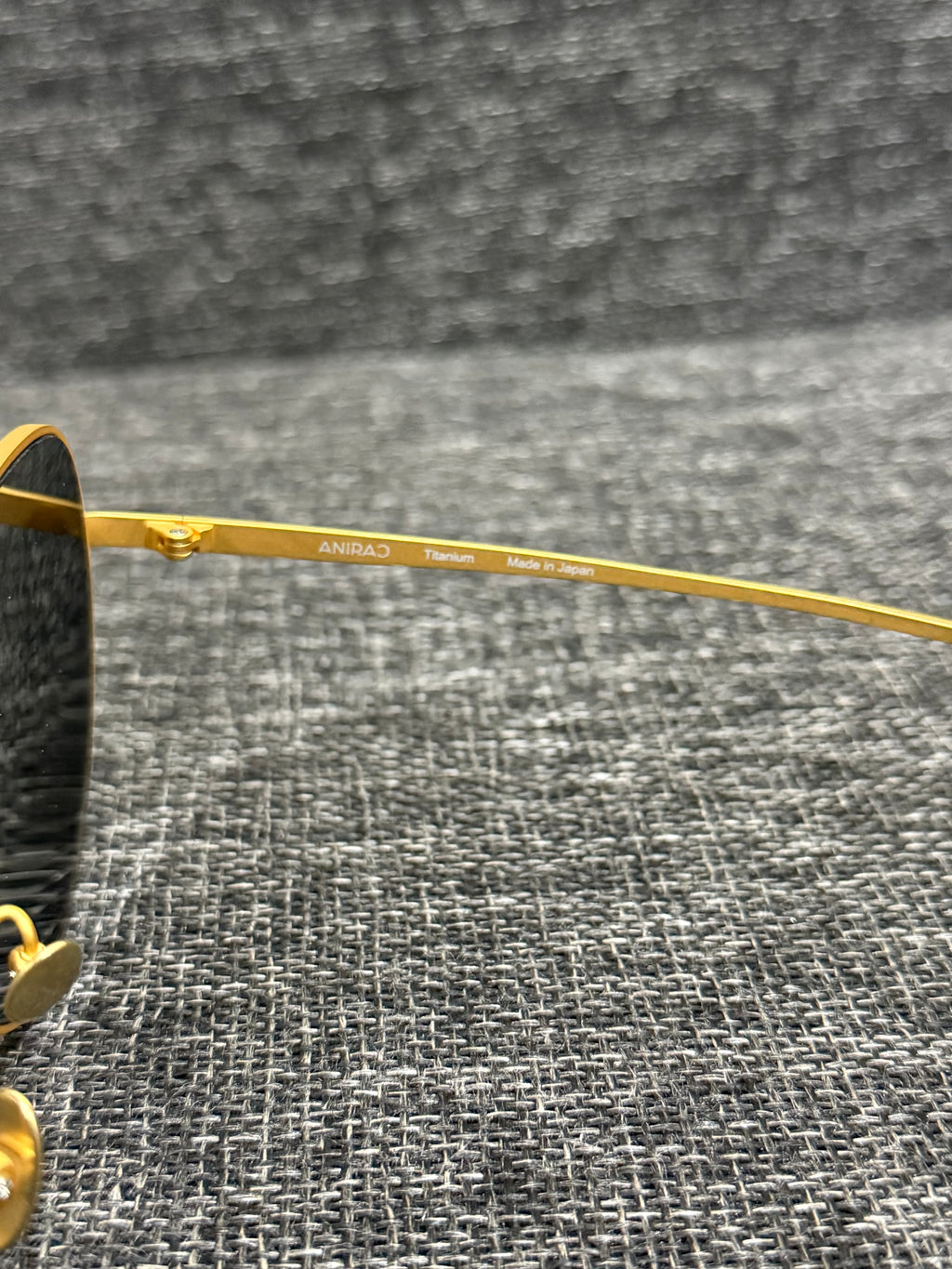 Aviator sunglasses titanium body